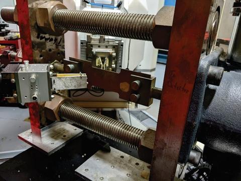 uniaxial load frame picture