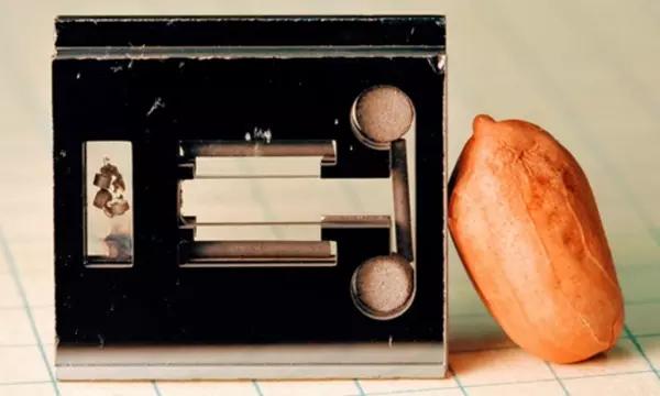 chip scale atomic beam clock