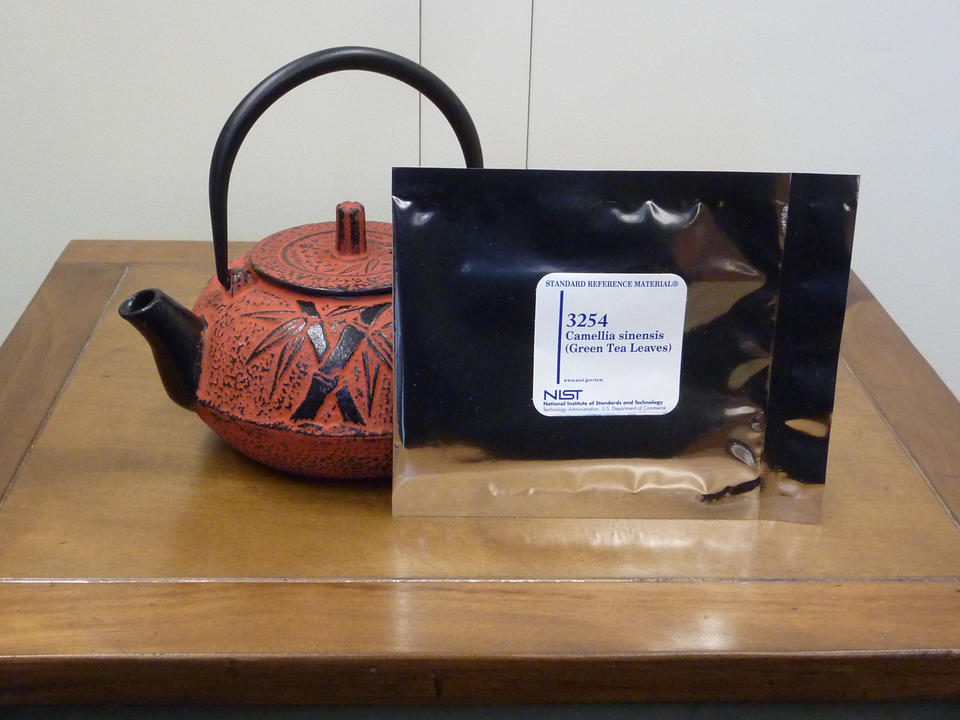 tea pot with SRM packet in front of it